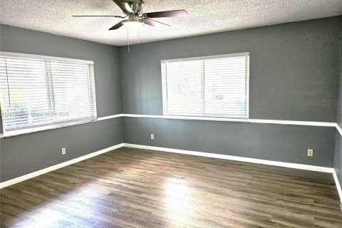 House in Margate, Florida 2 bedrooms, 107.86 sq.m. № 1944946 - photo 3
