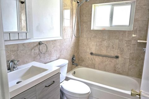 House in Margate, Florida 2 bedrooms, 107.86 sq.m. № 1944946 - photo 15