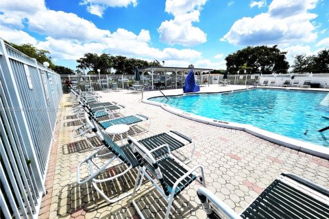 House in Margate, Florida 2 bedrooms, 107.86 sq.m. № 1944946 - photo 2