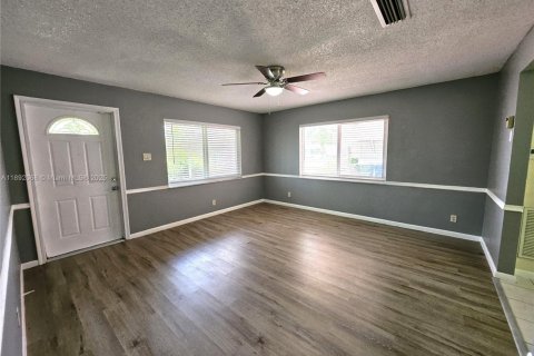 House in Margate, Florida 2 bedrooms, 107.86 sq.m. № 1944946 - photo 23