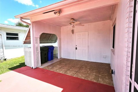 House in Margate, Florida 2 bedrooms, 107.86 sq.m. № 1944946 - photo 11