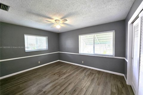 House in Margate, Florida 2 bedrooms, 107.86 sq.m. № 1944946 - photo 21