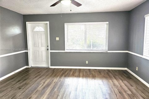 House in Margate, Florida 2 bedrooms, 107.86 sq.m. № 1944946 - photo 14