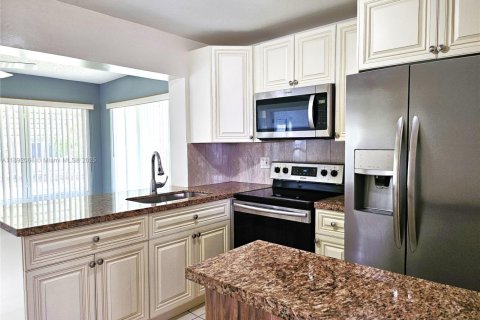 House in Margate, Florida 2 bedrooms, 107.86 sq.m. № 1944946 - photo 16
