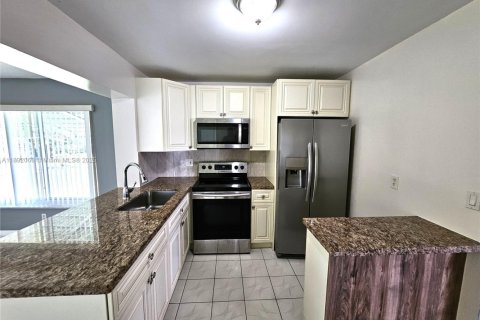 House in Margate, Florida 2 bedrooms, 107.86 sq.m. № 1944946 - photo 6