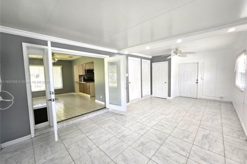 House in Margate, Florida 2 bedrooms, 107.86 sq.m. № 1944946 - photo 5