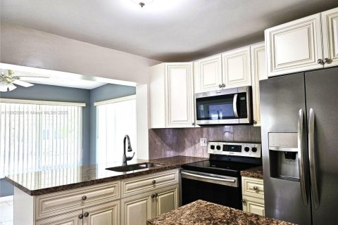 House in Margate, Florida 2 bedrooms, 107.86 sq.m. № 1944946 - photo 1
