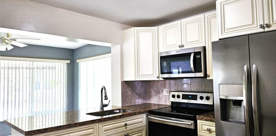House in Margate, Florida 2 bedrooms, 107.86 sq.m. № 1944946