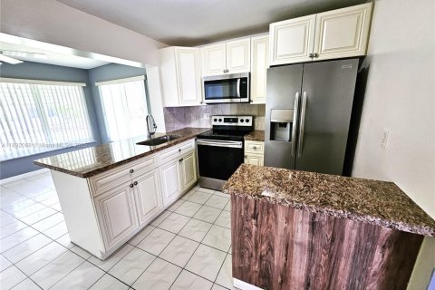 House in Margate, Florida 2 bedrooms, 107.86 sq.m. № 1944946 - photo 17