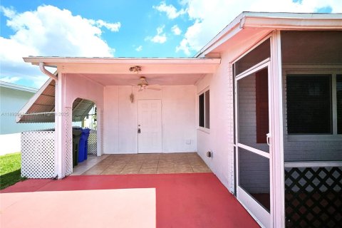House in Margate, Florida 2 bedrooms, 107.86 sq.m. № 1944946 - photo 10