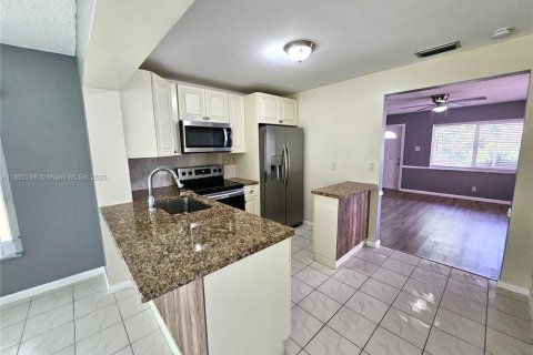 House in Margate, Florida 2 bedrooms, 107.86 sq.m. № 1944946 - photo 25