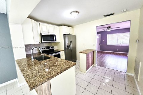 House in Margate, Florida 2 bedrooms, 107.86 sq.m. № 1944946 - photo 18
