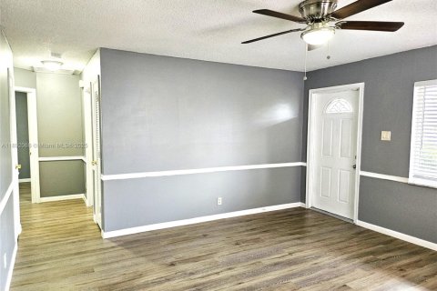 House in Margate, Florida 2 bedrooms, 107.86 sq.m. № 1944946 - photo 13
