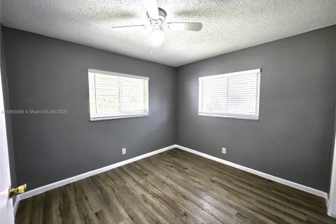 House in Margate, Florida 2 bedrooms, 107.86 sq.m. № 1944946 - photo 20