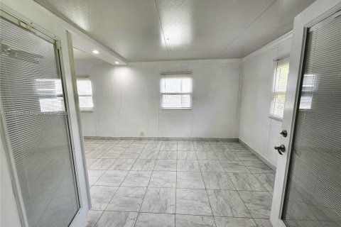 House in Margate, Florida 2 bedrooms, 107.86 sq.m. № 1944946 - photo 28