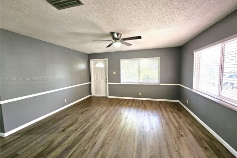 House in Margate, Florida 2 bedrooms, 107.86 sq.m. № 1944946 - photo 19