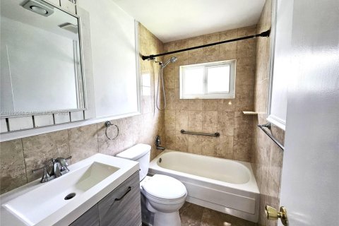 House in Margate, Florida 2 bedrooms, 107.86 sq.m. № 1944946 - photo 4