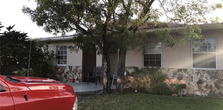 House in Dania Beach, Florida 3 bedrooms, 123.56 sq.m. № 2260605