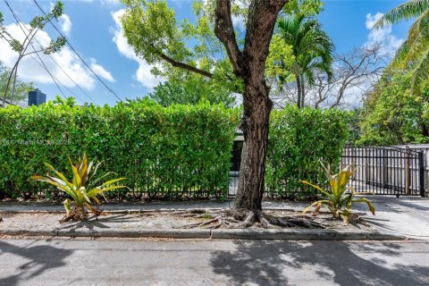 House in Miami, Florida 3 bedrooms, 139.35 sq.m. № 1818672 - photo 2