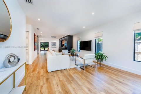 House in Miami, Florida 3 bedrooms, 139.35 sq.m. № 1818672 - photo 8