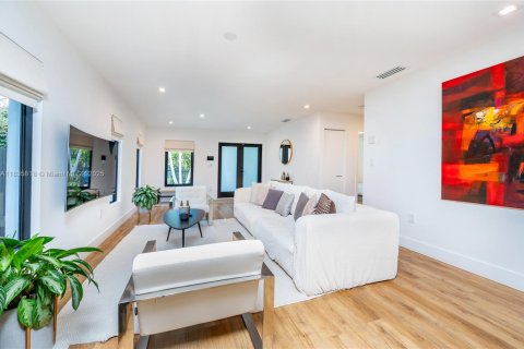House in Miami, Florida 3 bedrooms, 139.35 sq.m. № 1818672 - photo 11