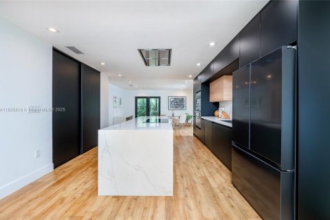 House in Miami, Florida 3 bedrooms, 139.35 sq.m. № 1818672 - photo 14