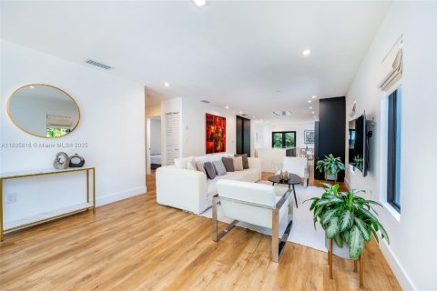 House in Miami, Florida 3 bedrooms, 139.35 sq.m. № 1818672 - photo 10