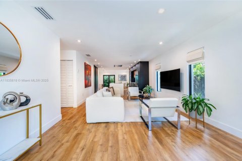 House in Miami, Florida 3 bedrooms, 139.35 sq.m. № 1818672 - photo 9