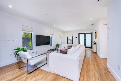 House in Miami, Florida 3 bedrooms, 139.35 sq.m. № 1818672 - photo 12