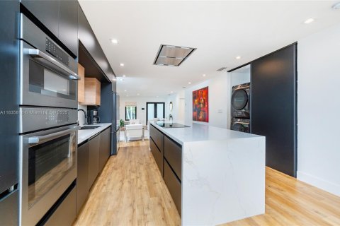 House in Miami, Florida 3 bedrooms, 139.35 sq.m. № 1818672 - photo 15