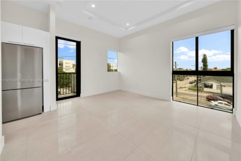 Снять в аренду квартиру в Майами, Флорида 39.02м2, № 1963933 - фото 2