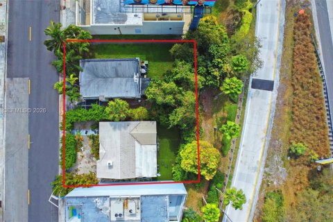 Propiedad comercial en venta en Miami, Florida № 2000888 - foto 10