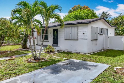 House in Hollywood, Florida 3 bedrooms, 100.43 sq.m. № 1790528 - photo 2