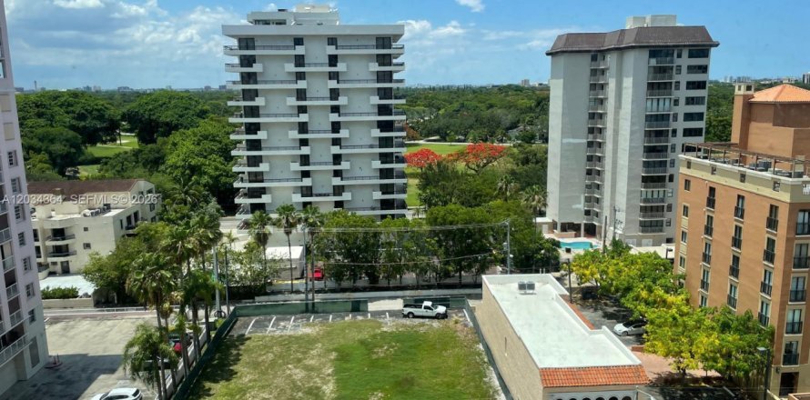 Commercial property in Coral Gables, Florida 39.02 sq.m. № 2088373