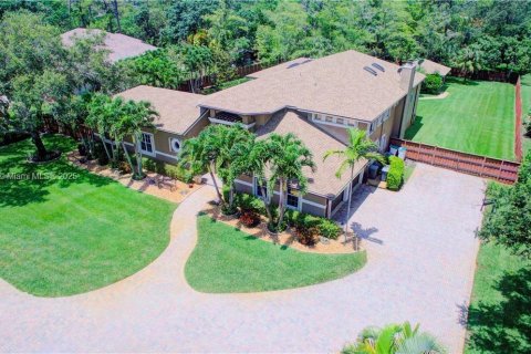 House in Parkland, Florida 5 bedrooms, 309.55 sq.m. № 1970259 - photo 1