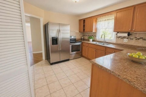 House in Gulfport, Florida 3 bedrooms, 138.24 sq.m. № 2124427 - photo 2