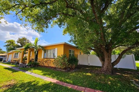 House in Gulfport, Florida 3 bedrooms, 138.24 sq.m. № 2124427 - photo 17