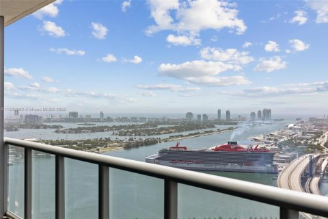 Condo in Miami, Florida, 1 bedroom  № 1942262 - photo 1