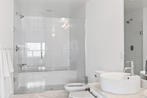 Condo in Miami, Florida, 1 bedroom  № 1942262 - photo 13