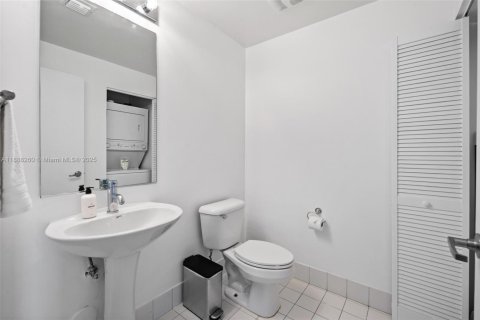 Condo in Miami, Florida, 1 bedroom  № 1942262 - photo 5