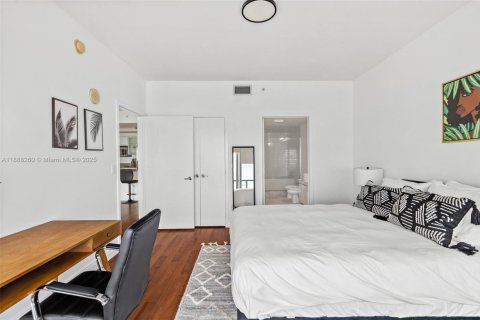 Condo in Miami, Florida, 1 bedroom  № 1942262 - photo 10