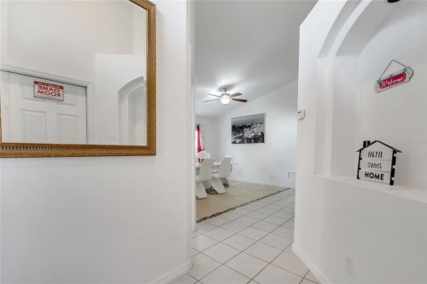 House in Davenport, Florida 5 bedrooms, 180.23 sq.m. № 1899924 - photo 3