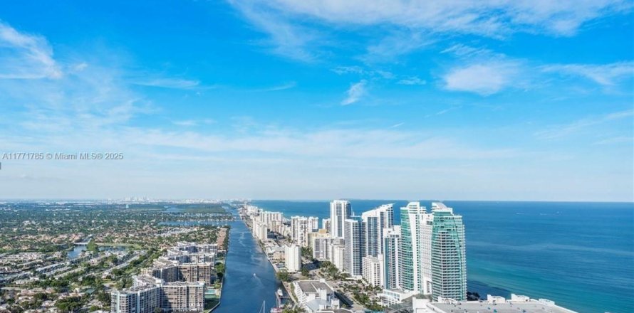 Condominio en Hollywood, Florida, 2 dormitorios  № 2077090
