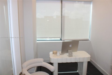 Propiedad comercial en venta en Aventura, Florida № 1963013 - foto 18