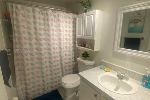 Condo in Hallandale Beach, Florida, 2 bedrooms  № 1990793 - photo 8