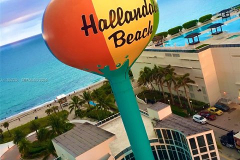 Condo in Hallandale Beach, Florida, 2 bedrooms  № 1990793 - photo 12