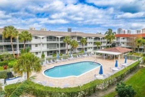 Condo in Hallandale Beach, Florida, 2 bedrooms  № 1990793 - photo 2