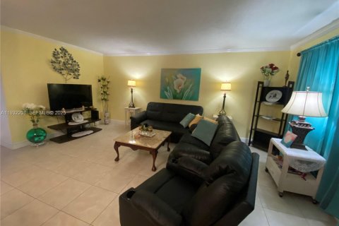 Condo in Hallandale Beach, Florida, 2 bedrooms  № 1990793 - photo 5