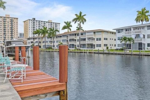 Condo in Hallandale Beach, Florida, 2 bedrooms  № 1990793 - photo 10