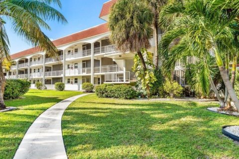 Condo in Hallandale Beach, Florida, 2 bedrooms  № 1990793 - photo 9